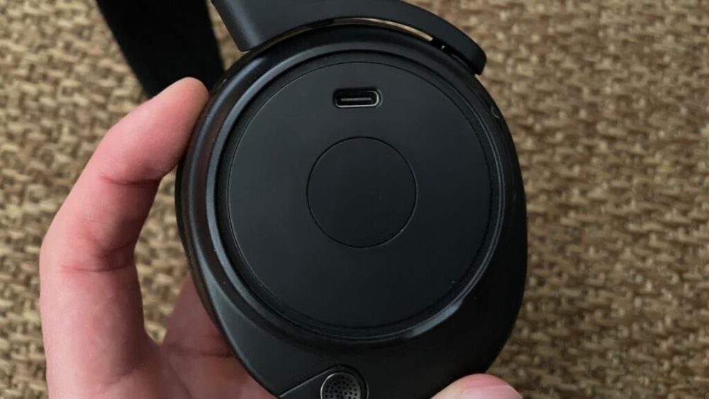 Le port USB-C caché du casque SteelSeries Arctis Nova Pro // Source : Maxime Claudel pour Numerama Le port USB-C caché du casque SteelSeries Arctis Nova Pro // Source : Maxime Claudel pour Numerama
