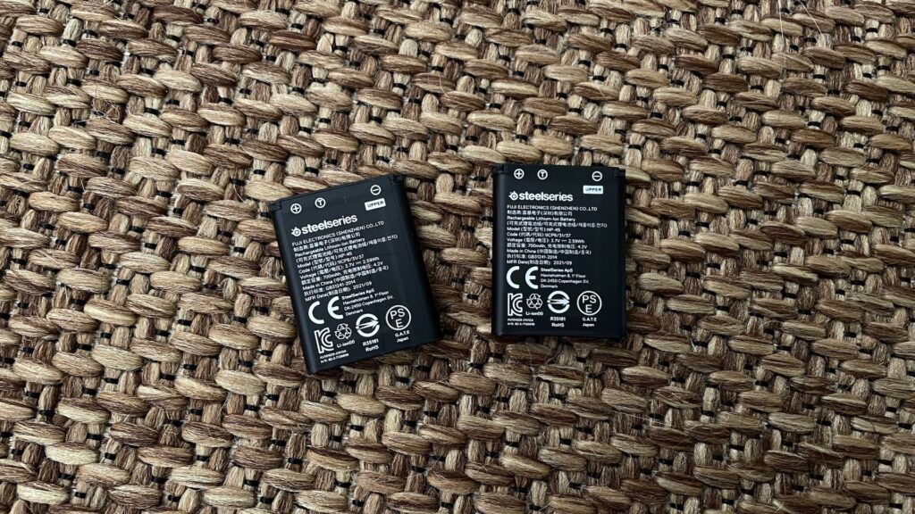 Le casque SteelSeries Arctis Nova Pro est livré avec deux batteries // Source : Maxime Claudel pour Numerama