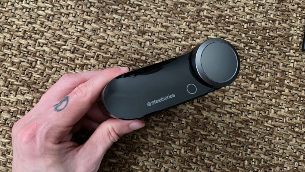 La station de connexion du casque SteelSeries Arctis Nova Pro // Source : Maxime Claudel pour Numerama