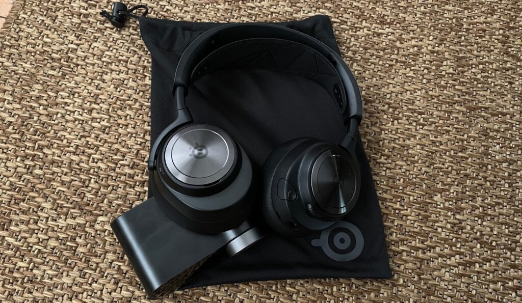 Le casque SteelSeries Arctis Nova Pro et ses accessoires // Source : Maxime Claudel pour Numerama