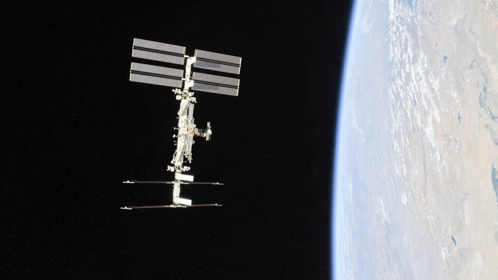 L'ISS. // Source : NASA/Roscosmos (photo recadrée) L'ISS. // Source : NASA/Roscosmos (photo recadrée)