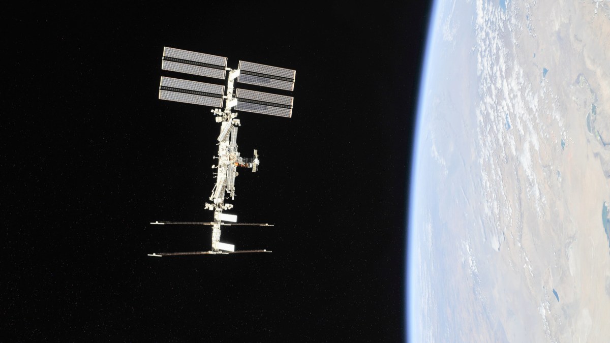 L'ISS. // Source : NASA/Roscosmos (photo recadrée) L'ISS. // Source : NASA/Roscosmos (photo recadrée)
