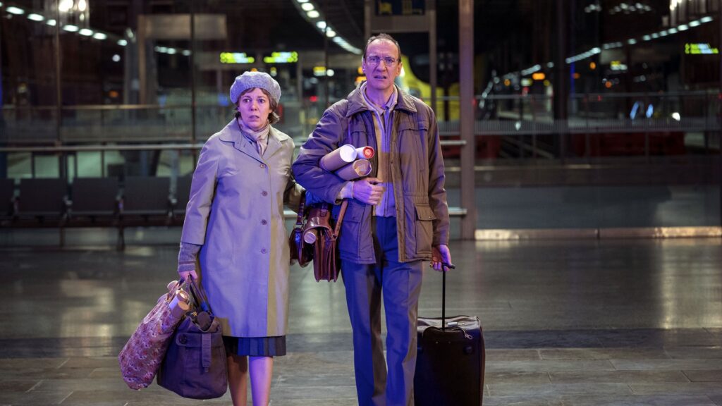 Landscapers met en scène un fabuleux duo : Olivia Colman (The Crown) et David Thewlis (Harry Potter) // Source : Canal+ / Sky UK Ltd / HBO / Sister Pictures Limited Landscapers met en scène un fabuleux duo : Olivia Colman (The Crown) et David Thewlis (Harry Potter) // Source : Canal+ / Sky UK Ltd / HBO / Sister Pictures Limited