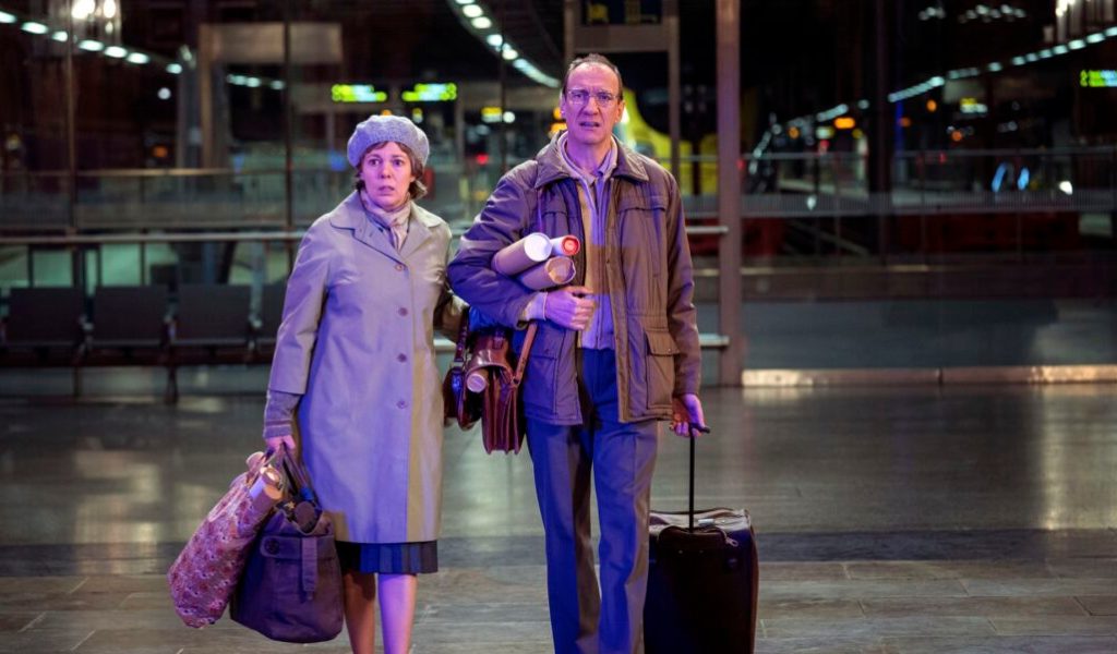 Landscapers met en scène un fabuleux duo : Olivia Colman (The Crown) et David Thewlis (Harry Potter) // Source : Canal+ / Sky UK Ltd / HBO / Sister Pictures Limited