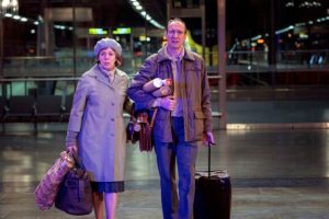 Landscapers met en scène un fabuleux duo : Olivia Colman (The Crown) et David Thewlis (Harry Potter) // Source : Canal+ / Sky UK Ltd / HBO / Sister Pictures Limited