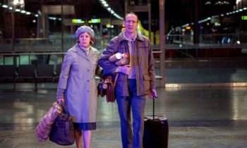 Landscapers met en scène un fabuleux duo : Olivia Colman (The Crown) et David Thewlis (Harry Potter) // Source : Canal+ / Sky UK Ltd / HBO / Sister Pictures Limited Landscapers met en scène un fabuleux duo : Olivia Colman (The Crown) et David Thewlis (Harry Potter) // Source : Canal+ / Sky UK Ltd / HBO / Sister Pictures Limited