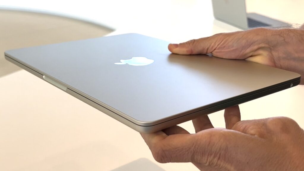 Le MacBook Air fermé a la même épaisseur partout. // Source : Numerama Le MacBook Air fermé a la même épaisseur partout. // Source : Numerama