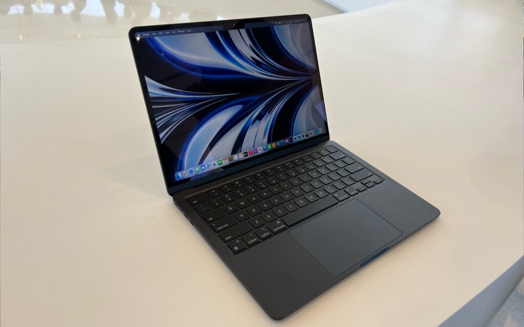 Le MacBook Air M2 en version « Minuit » nous rappelle les MacBook Pro noirs de 2006. // Source : Numerama Le MacBook Air M2 en version « Minuit » nous rappelle les MacBook Pro noirs de 2006. // Source : Numerama