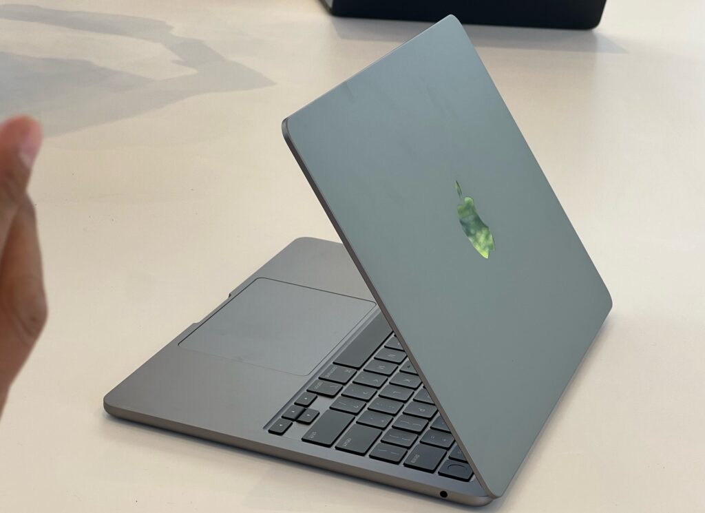 Le MacBook Air M2 a des courbes bien plus modernes. // Source : Numerama Le MacBook Air M2 a des courbes bien plus modernes. // Source : Numerama