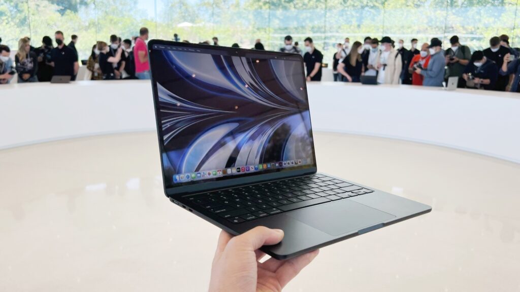 Le MacBook Air M2 était à disposition des journalistes après le keynote. // Source : Numerama Le MacBook Air M2 était à disposition des journalistes après le keynote. // Source : Numerama