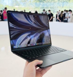 Le MacBook Air M2 était à disposition des journalistes après le keynote. // Source : Numerama Le MacBook Air M2 était à disposition des journalistes après le keynote. // Source : Numerama