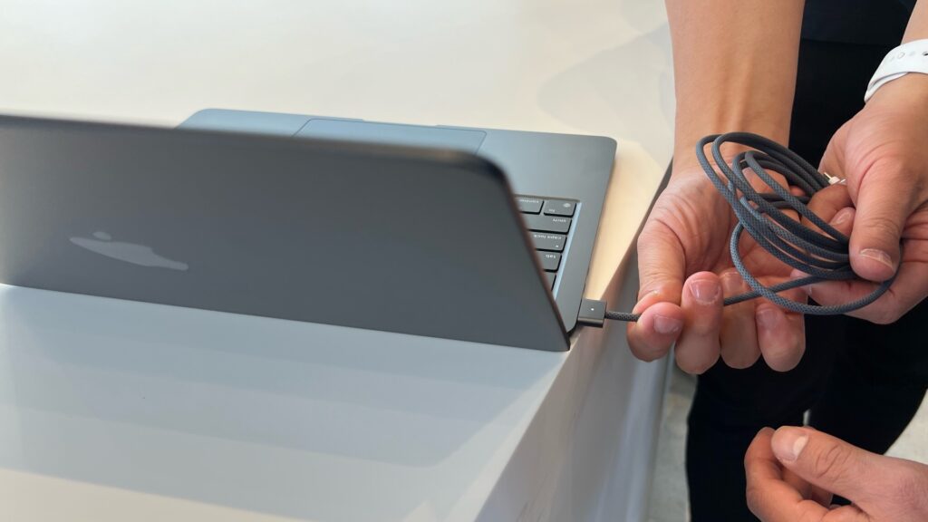 Le chargeur MagSafe est fourni dans la boîte. // Source : Numerama Le chargeur MagSafe est fourni dans la boîte. // Source : Numerama