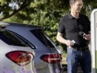 recharger sa voiture sur une borne publique // Source : Mercedes recharger sa voiture sur une borne publique // Source : Mercedes