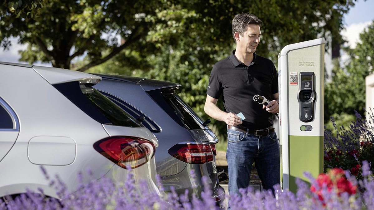 recharger sa voiture sur une borne publique // Source : Mercedes recharger sa voiture sur une borne publique // Source : Mercedes