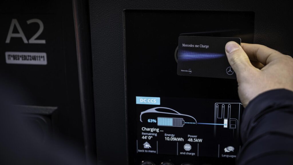 Badge de recharge Mercedes Me // Source : Mercedes Badge de recharge Mercedes Me // Source : Mercedes
