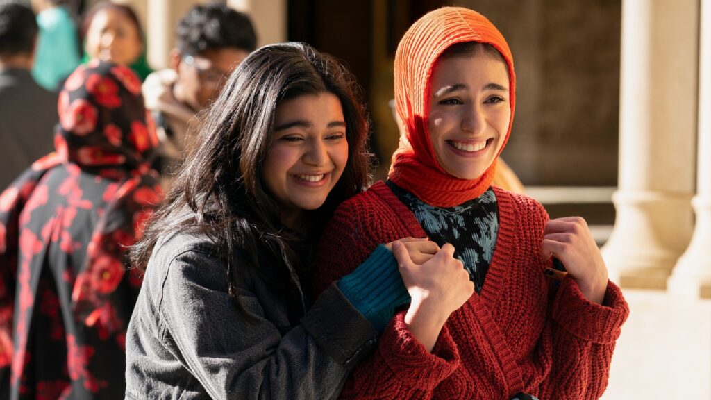 Iman Vellani (Kamala Khan) et Yasmine Fletcher (Nakia) // Source : Marvel/Disney+ Iman Vellani (Kamala Khan) et Yasmine Fletcher (Nakia) // Source : Marvel/Disney+