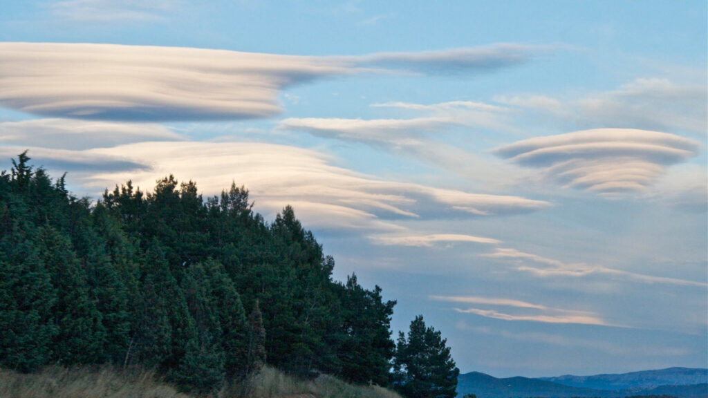 Aucun ovni en vue, ce sont des nuages. // Source : Flickr/CC/Marc Veraart (photo recadrée) Aucun ovni en vue, ce sont des nuages. // Source : Flickr/CC/Marc Veraart (photo recadrée)