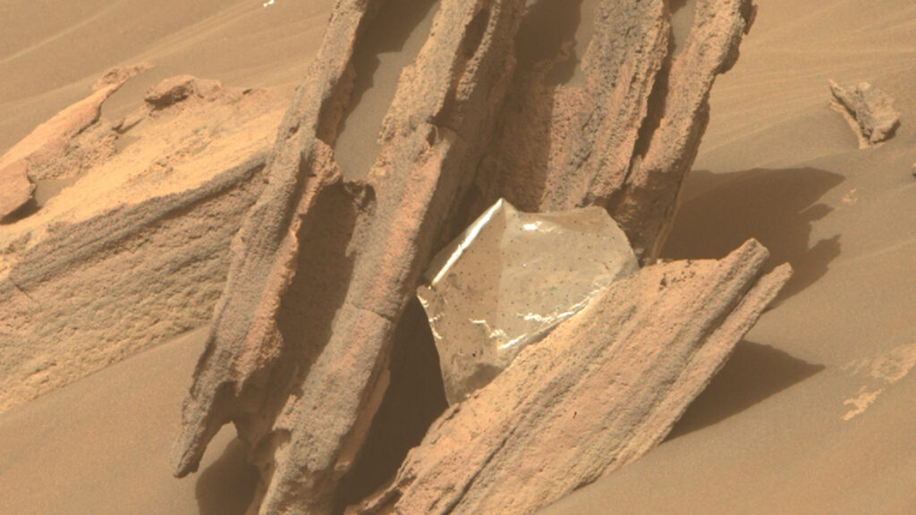 Comment ce bout d'isolant a-t-il pu être transporté jusqu'ici ? // Source : NASA/JPL-Caltech/ASU (photo recadrée) Comment ce bout d'isolant a-t-il pu être transporté jusqu'ici ? // Source : NASA/JPL-Caltech/ASU (photo recadrée)