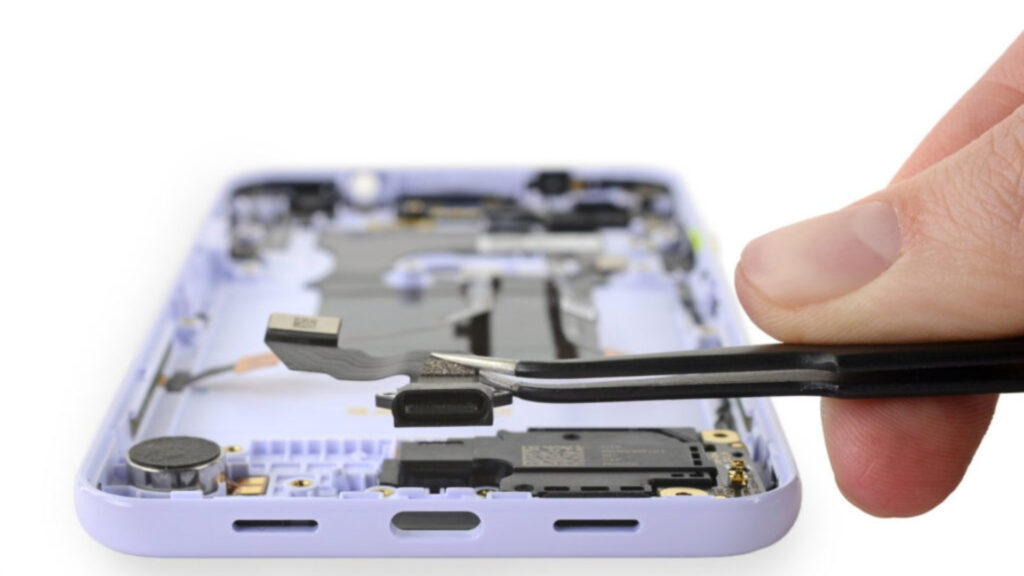 réparation d'un Google Pixel 3A // Source : IFixit réparation d'un Google Pixel 3A // Source : IFixit