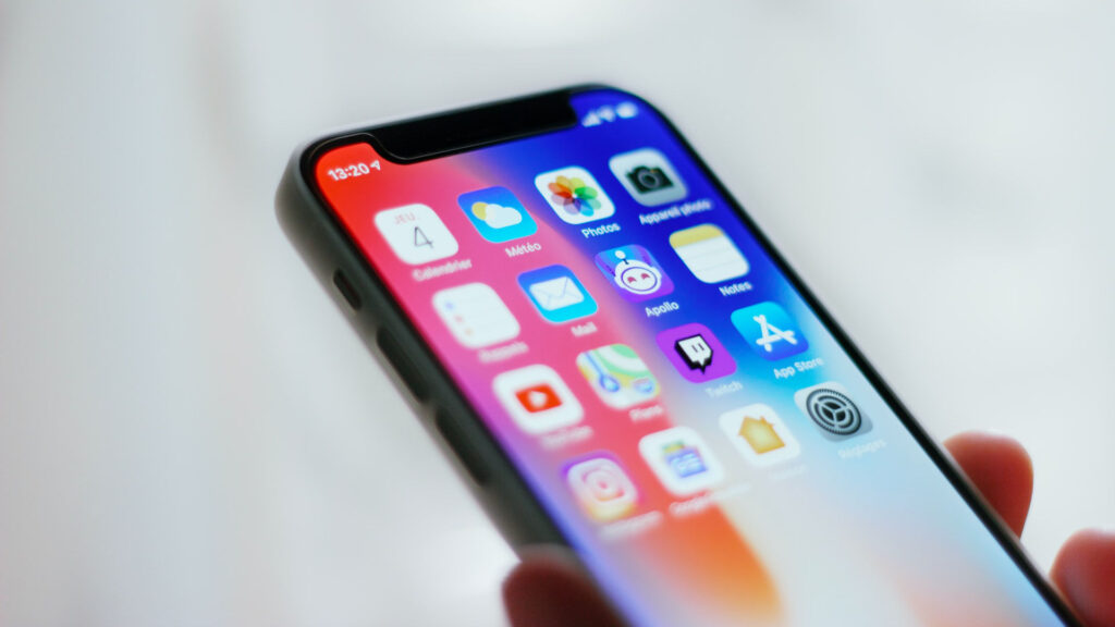 N'importe quel smartphone donne l'heure. // Source : Unsplash/Adrien (photo recadrée)