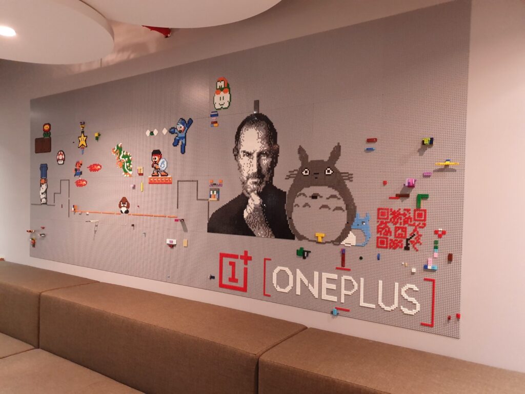 Visite des laboratoires photo de OnePlus en 2019. Carl Pei avait décoré les bureaux avec un portrait de Steve Jobs. // Source : NL Visite des laboratoires photo de OnePlus en 2019. Carl Pei avait décoré les bureaux avec un portrait de Steve Jobs. // Source : NL