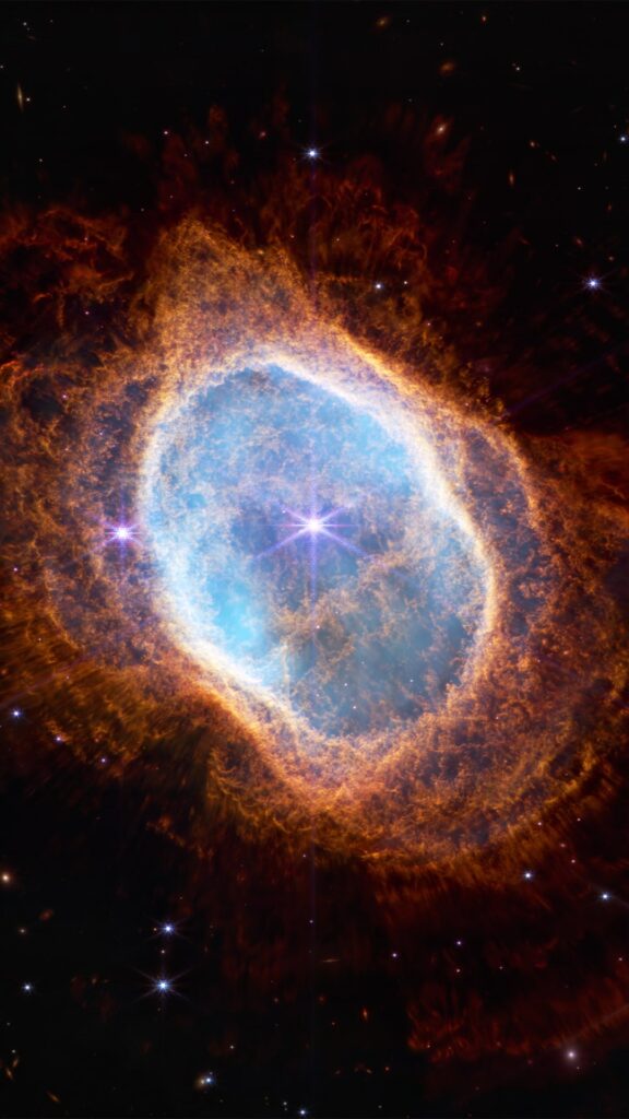 La même nébuleuse de l’Anneau austral // Source : Nasa // Montage de Sophie Aubé pour Numerama La même nébuleuse de l’Anneau austral // Source : Nasa // Montage de Sophie Aubé pour Numerama