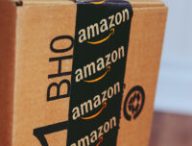 Un colis Amazon. // Source : Flickr/CC/Sue Thompson (photo recadrée)