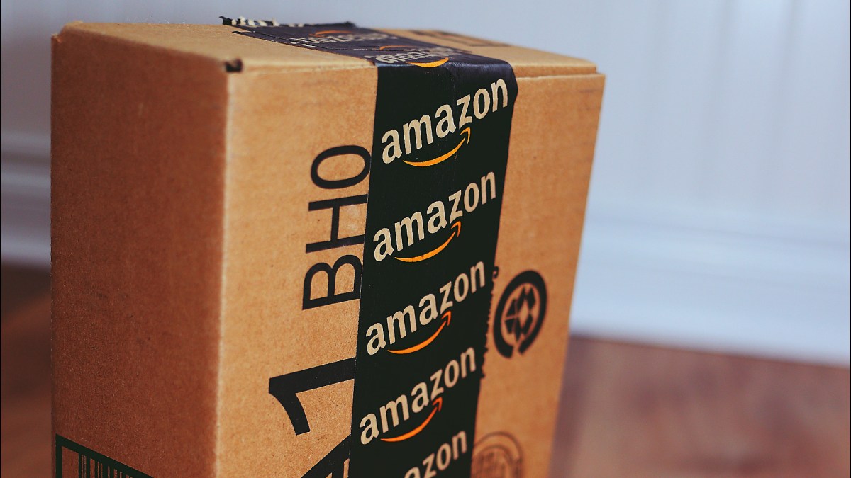 Un colis Amazon. // Source : Flickr/CC/Sue Thompson (photo recadrée) Un colis Amazon. // Source : Flickr/CC/Sue Thompson (photo recadrée)