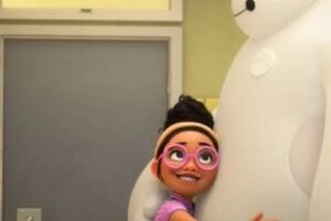 Allez hop, un petit câlin à Baymax et ça repart // Source : Disney+
