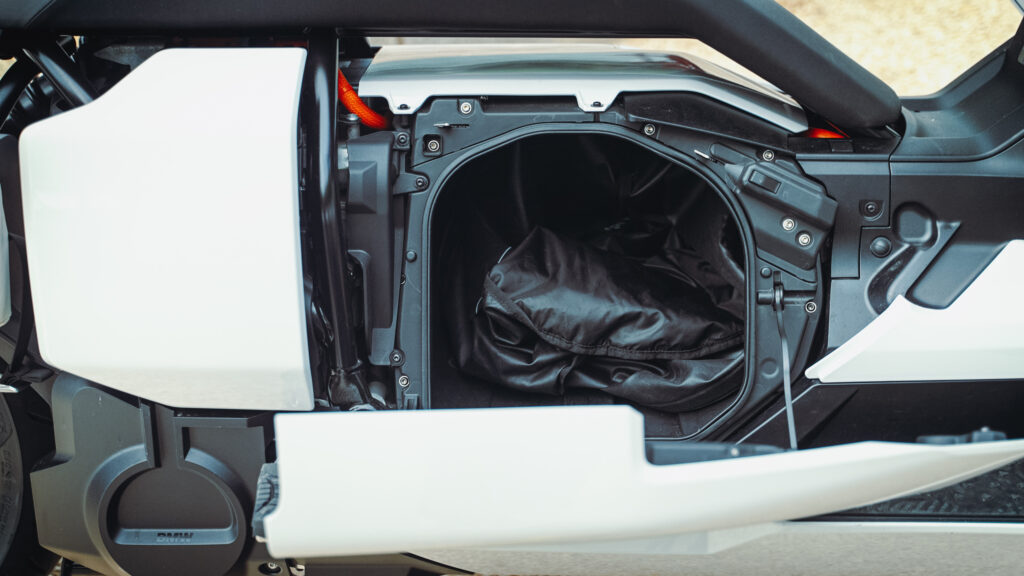 Le coffre du BMW CE04 // Source : Louise Audry pour Numerama