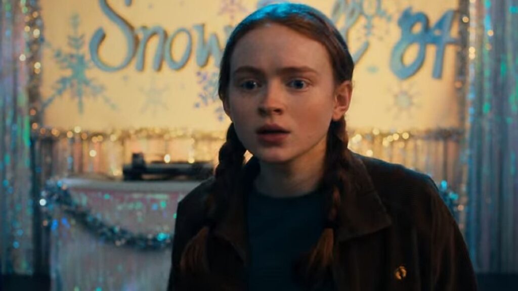 Difficile de ne pas penser à Carrie dans ce décor de bal de promo sanglant // Source : Netflix Difficile de ne pas penser à Carrie dans ce décor de bal de promo sanglant // Source : Netflix