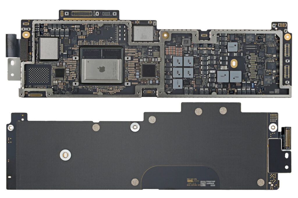 La carte mère du MacBook Air, où se trouve la puce M2, possède un accéléromètre. // Source : iFixit La carte mère du MacBook Air, où se trouve la puce M2, possède un accéléromètre. // Source : iFixit