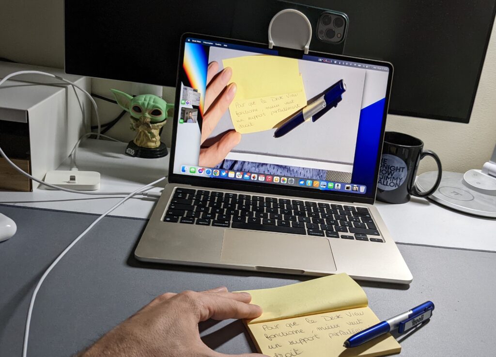 Le Desk View utilise l'ultra grand-angle pour donner l'illusion d'être au-dessus de votre bureau. // Source : Numerama Le Desk View utilise l'ultra grand-angle pour donner l'illusion d'être au-dessus de votre bureau. // Source : Numerama