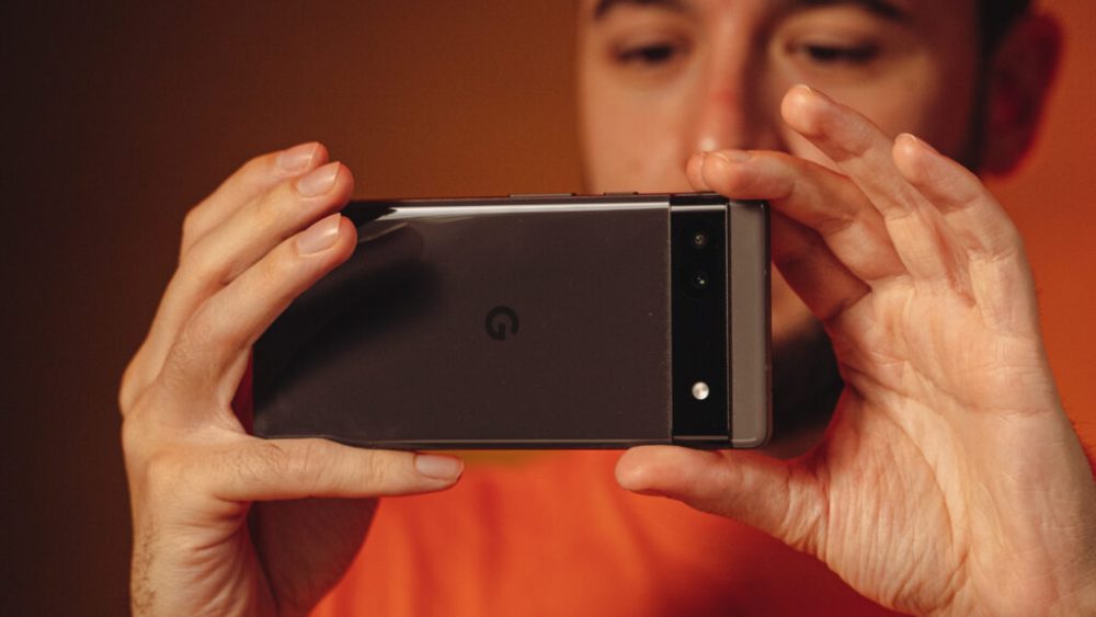 Le module caméra du Google Pixel 6a est à l'arrière, dans un bloc rectangulaire sous la forme d'une barre. // Source : Louise Audry pour Numerama