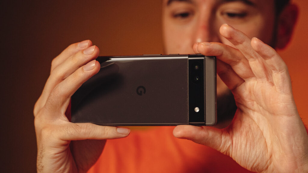 Le module caméra du Google Pixel 6a est à l'arrière, dans un bloc rectangulaire sous la forme d'une barre. // Source : Louise Audry pour Numerama