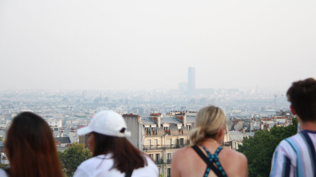 Le ciel de Paris, le soir du 19 juillet 2022. // Source : Via Twitter @eme_sauvage, image recadrée Le ciel de Paris, le soir du 19 juillet 2022. // Source : Via Twitter @eme_sauvage, image recadrée