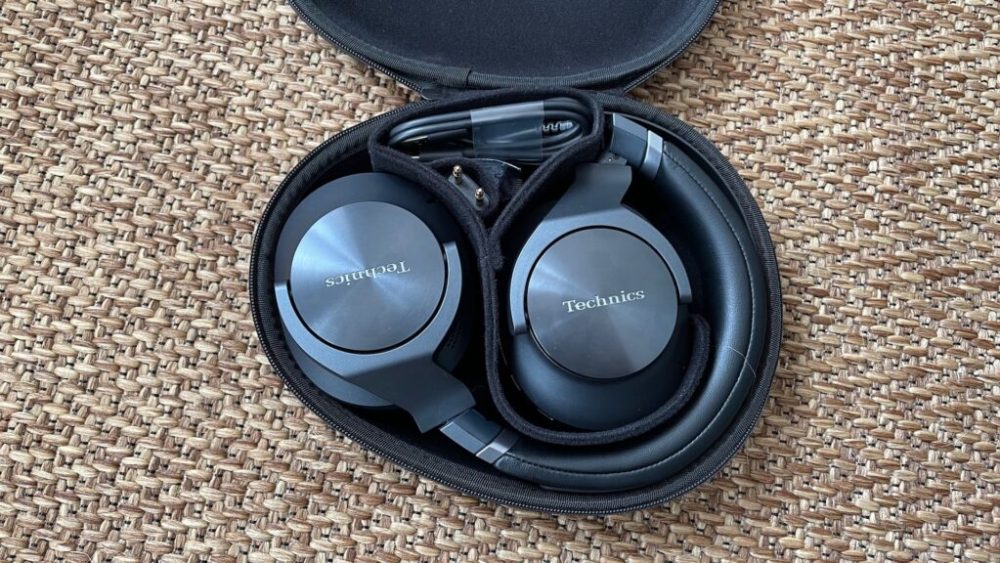 Le casque Technics A800 dans sa pochette // Source : Maxime Claudel pour Numerama Le casque Technics A800 dans sa pochette // Source : Maxime Claudel pour Numerama