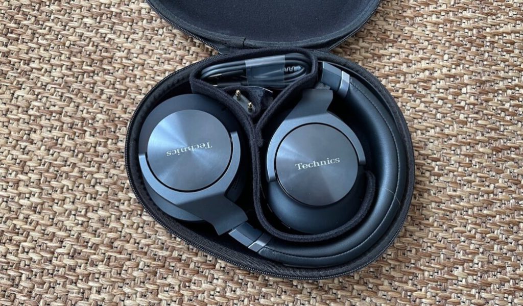 Le casque Technics A800 dans sa pochette // Source : Maxime Claudel pour Numerama Le casque Technics A800 dans sa pochette // Source : Maxime Claudel pour Numerama