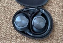 Le casque Technics A800 dans sa pochette // Source : Maxime Claudel pour Numerama Le casque Technics A800 dans sa pochette // Source : Maxime Claudel pour Numerama