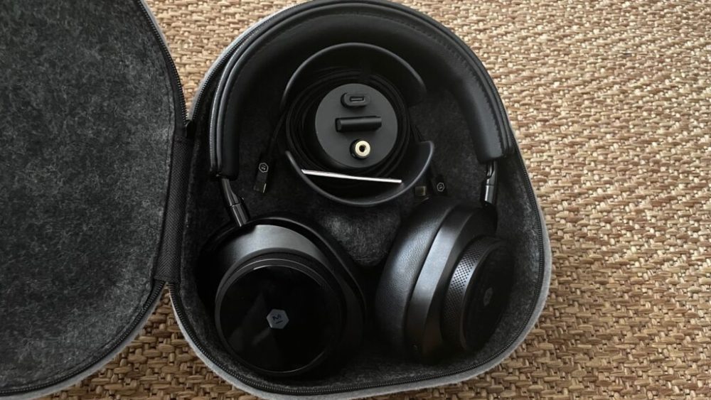 Le casque Master & Dynamic MW75 dans sa pochette // Source : Maxime Claudel pour Numerama Le casque Master & Dynamic MW75 dans sa pochette // Source : Maxime Claudel pour Numerama
