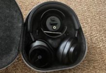 Le casque Master & Dynamic MW75 dans sa pochette // Source : Maxime Claudel pour Numerama Le casque Master & Dynamic MW75 dans sa pochette // Source : Maxime Claudel pour Numerama