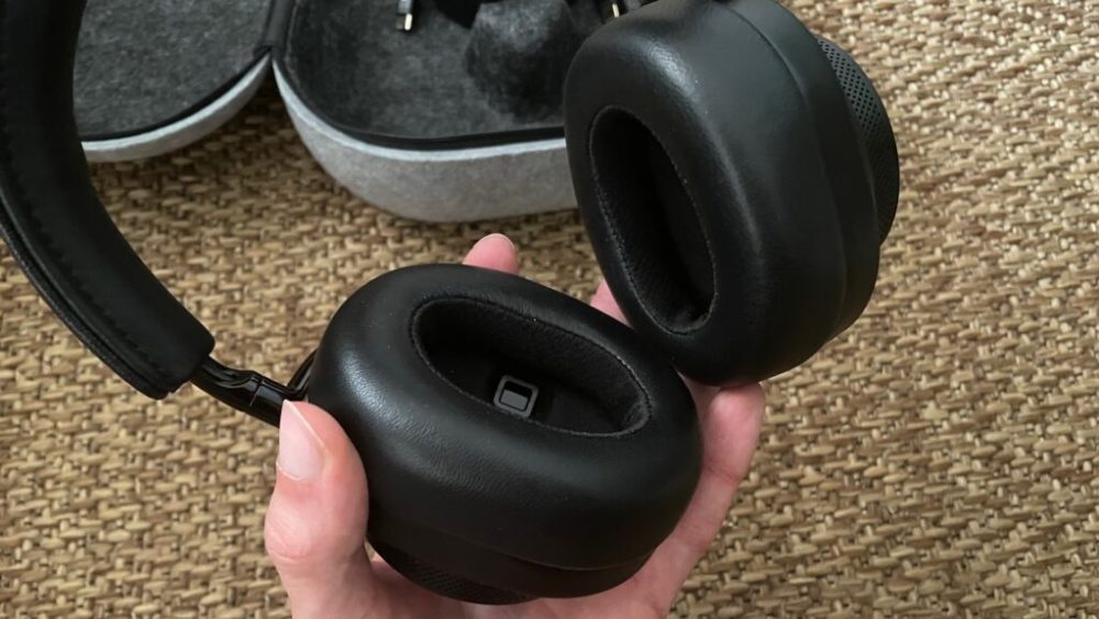 Les oreillettes du casque Master & Dynamic MW75 // Source : Maxime Claudel pour Numerama Les oreillettes du casque Master & Dynamic MW75 // Source : Maxime Claudel pour Numerama
