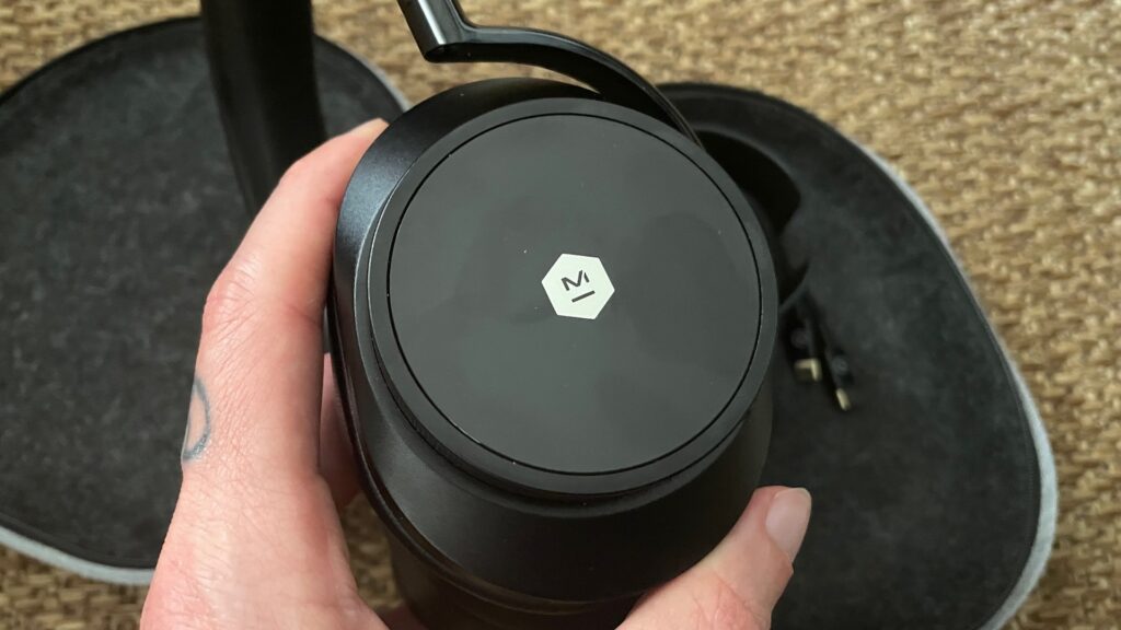 Le disque en verre trempé du casque Master & Dynamic MW75 // Source : Maxime Claudel pour Numerama Le disque en verre trempé du casque Master & Dynamic MW75 // Source : Maxime Claudel pour Numerama
