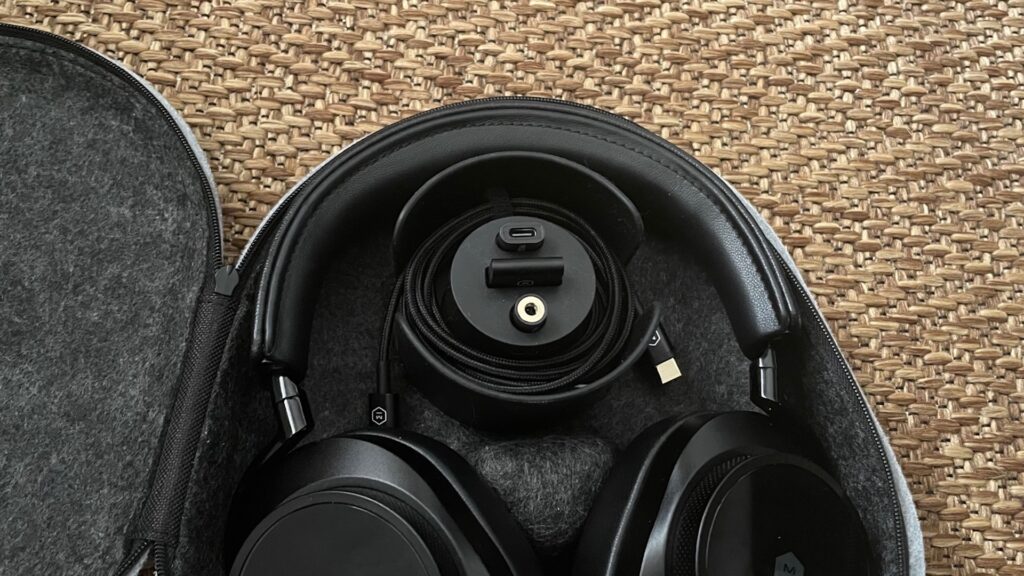 Les accessoires du casque Master & Dynamic MW75 // Source : Maxime Claudel pour Numerama Les accessoires du casque Master & Dynamic MW75 // Source : Maxime Claudel pour Numerama