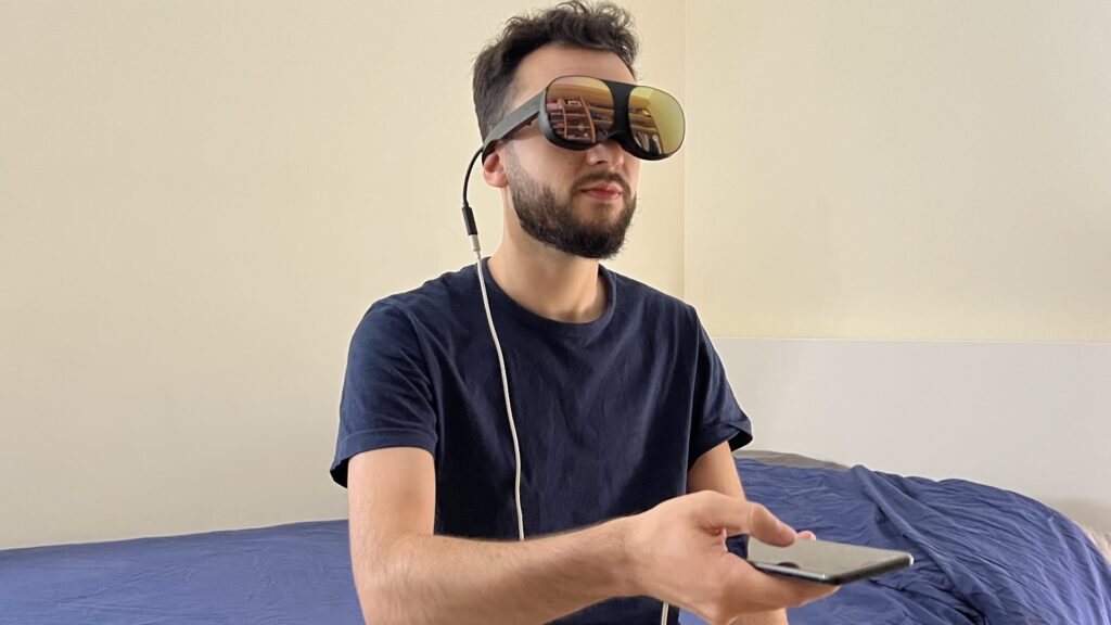 Le HTC Vive Flow se pilote au smartphone, avec un câble. // Source : Numerama Le HTC Vive Flow se pilote au smartphone, avec un câble. // Source : Numerama