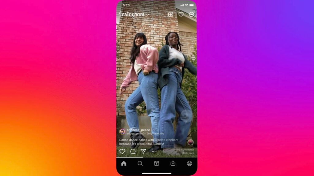 Cette capture d'écran montre l'interface testée par Instagram, avec des publications en plein écran. // Source : Instagram
