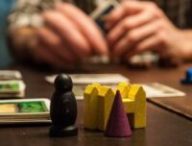 Quelqu'un joue seul à un jeu // Source : pxhere Quelqu'un joue seul à un jeu // Source : pxhere