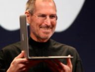 Steve Jobs avec un Macbook Air // Source : Wikimedia Commons/Matthew Yohe Steve Jobs avec un Macbook Air // Source : Wikimedia Commons/Matthew Yohe