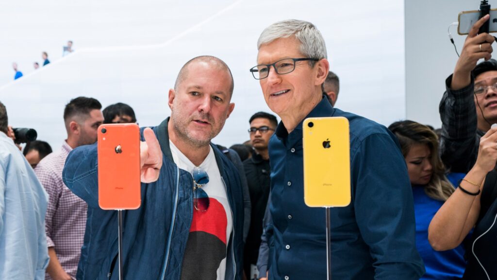 Jonathan Ive et Tim Cook en 2018. // Source : Apple Jonathan Ive et Tim Cook en 2018. // Source : Apple