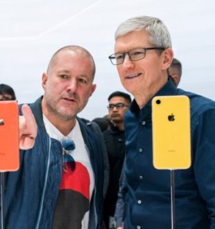 Jonathan Ive et Tim Cook en 2018. // Source : Apple Jonathan Ive et Tim Cook en 2018. // Source : Apple
